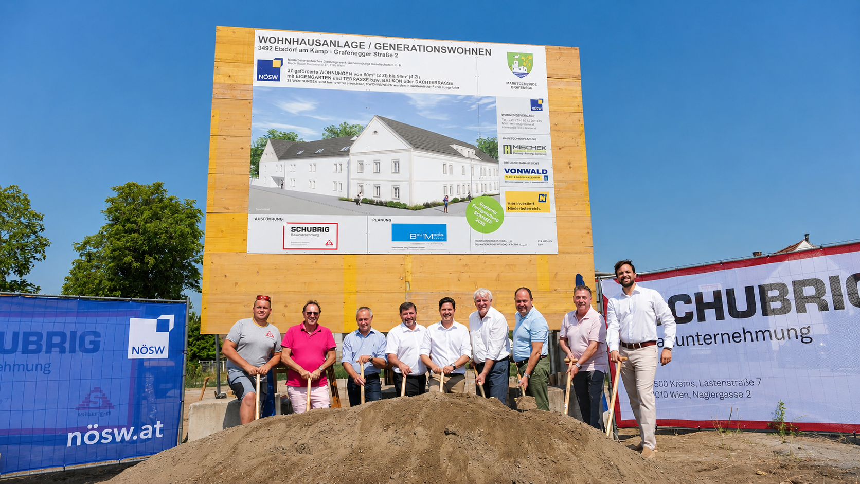 Freuen sich über den Baustart in Etsdorf am Kamp: Alfred Schubrig, Manfred Denk, Josef Edlinger, Hannes Kaiser, Christian Lakner, Johann Vonwald, Rudolf Putz und Nicolai Schubrig (Foto: Thomas Resch)