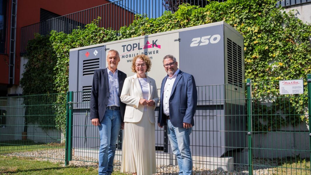 (v.l.n.r.): Kaufmännischer Direktor Josef Schachinger, Sozial-Landesrätin Christiane Teschl-Hofmeister und interimistischer Pflegedirektor Thomas Pfaffeneder