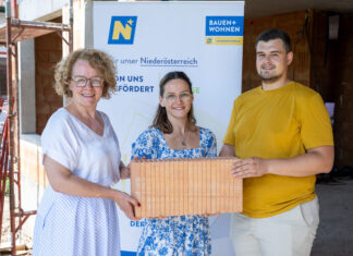 Leistbares Wohnen: So hilft das Land Niederösterreich beim Eigenheim (v.l.n.r.): Wohnbau-Landesrätin Christiane Teschl-Hofmeister mit den Häuslbauern Vanessa Prankl und Michael Golly