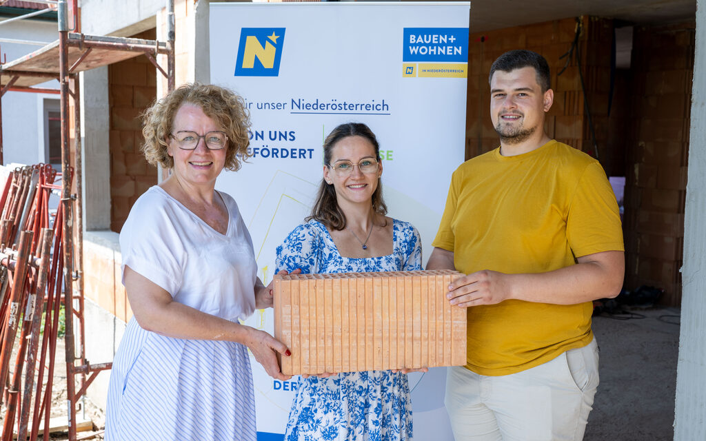 (v.l.n.r.): Wohnbau-Landesrätin Christiane Teschl-Hofmeister mit den Häuslbauern Vanessa Prankl und Michael Golly