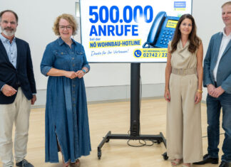 Bereits eine halbe Million Anrufe bei der NÖ Wohnbau-Hotline Verlässliche Beratung zum Thema Wohnen: Wohnbau-Landesrätin Christiane Teschl-Hofmeister (2.v.l.) mit Bernhard Plesser, Marcela Reznickova und Franz Leutgeb