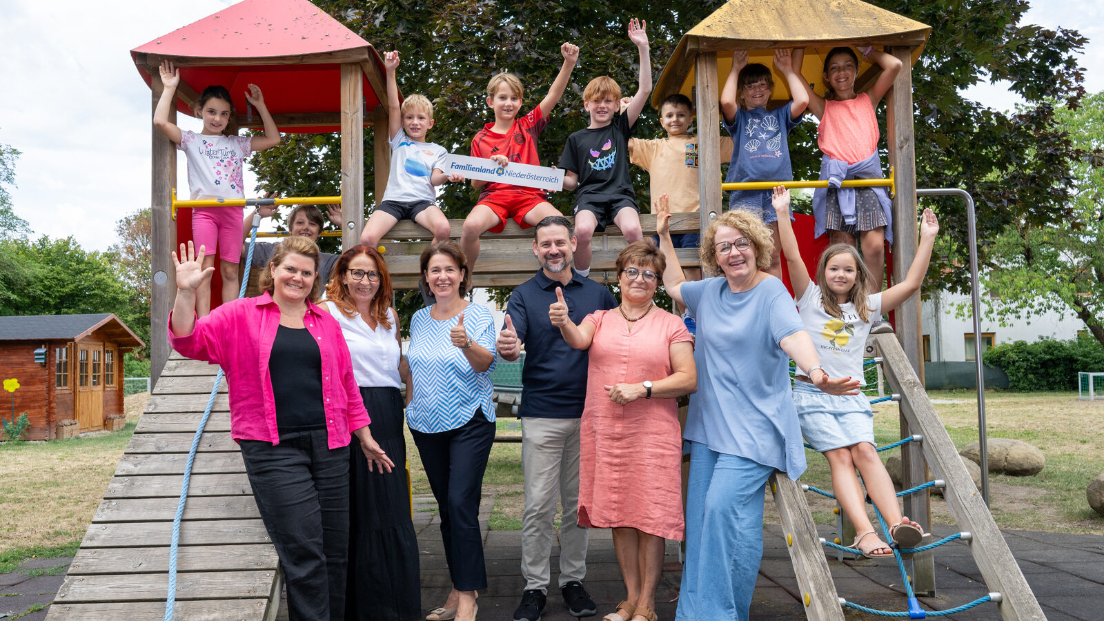 (v.l.n.r.): Gemeinderätin Gabriele Bamberger, Freizeitbetreuerin Petra Schachenhofer, Familienland Niederösterreich GmbH-Geschäftsführerin Barbara Trettler, Bürgermeister der Marktgemeinde Markersdorf-Haindorf und Abgeordneter zum Nationalrat Friedrich Ofenauer, Vizebürgermeisterin Gerlinde Birgmayr und Familien-Landesrätin Christiane Teschl-Hofmeister mit Kindern der Ferienbetreuung in Markersdorf