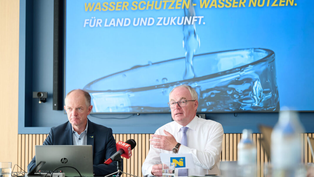 LH-Stellvertreter Stephan Pernkopf und Martin Angelmaier, Gruppenleiter Wasser beim Amt der NÖ Landesregierung (links), beim Pressegespräch zum Thema Wasser