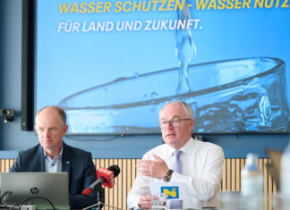 Wie Niederösterreich seine Wasserversorgung für die Zukunft rüstet LH-Stellvertreter Stephan Pernkopf und Martin Angelmaier, Gruppenleiter Wasser beim Amt der NÖ Landesregierung (links), beim Pressegespräch zum Thema Wasser