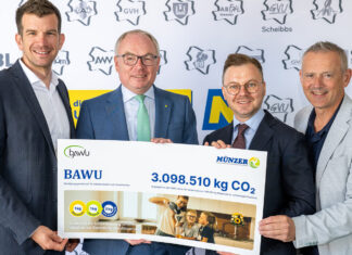 Gemeinsam für den Klimaschutz: Rekord bei der Altspeiseölsammlung in Niederösterreich (v.l.n.r.): Christian Macho, Präsident der NÖ Umweltverbände; Stephan Pernkopf, LH-Stellvertreter; Ewald-Marco Münzer, Geschäftsführer der Firma Münzer; Martin Leonhardsberger, Aufsichtsratsvorsitzender der BAWU