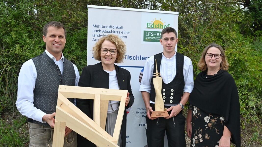 (v.l.n.r.): Leiter der Zimmerei-Ausbildung Rainhard Maierhofer, Bildungs-Landesrätin Christiane Teschl-Hofmeister, Sieger Florian Hollaus und Direktorin Michaela Bauer-Windischhofer
