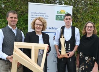 Florian Hollaus siegt beim Bundeslehrlingswettbewerb der Zimmerer (v.l.n.r.): Leiter der Zimmerei-Ausbildung Rainhard Maierhofer, Bildungs-Landesrätin Christiane Teschl-Hofmeister, Sieger Florian Hollaus und Direktorin Michaela Bauer-Windischhofer