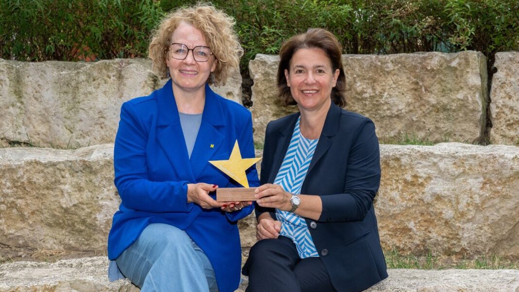 Familien-Landesrätin Christiane Teschl-Hofmeister und Barbara Trettler, Geschäftsführerin der Familienland Niederösterreich GmbH