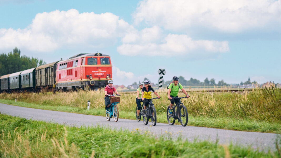 Bahn- und Radwandern wird mit dem Reblaus Express zum doppelten Vergnügen: Rad- und Heurigenwaggon sind immer mit dabei