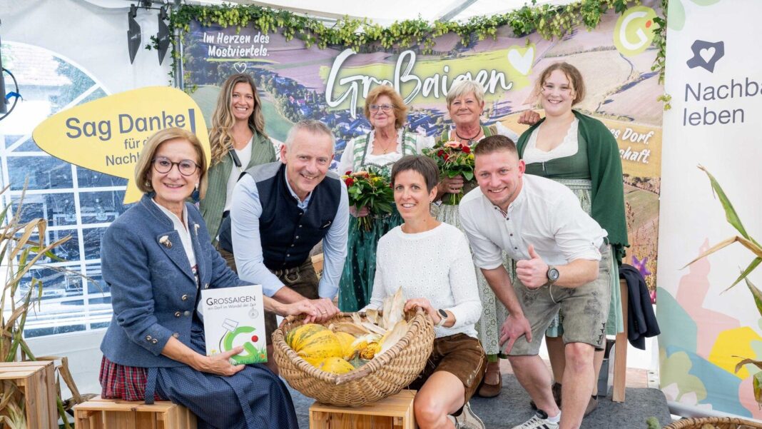 (v.l.n.r.): Landeshauptfrau Johanna Mikl-Leitner, Pamina Eigelsreiter (Projektleiterin „Nachbarschaft leben“ bei der Kultur.Region.Niederösterreich), Bürgermeister Martin Leonhardsberger, Bernadette Scharner, Karin Pichler, Waltraud Neureiter, GSUF-Obmann Tobias Perger und Sandra Frank