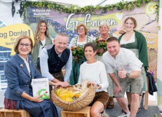 Mikl-Leitner besucht Dorfgemeinschaft Großaigen bei Mank (v.l.n.r.): Landeshauptfrau Johanna Mikl-Leitner, Pamina Eigelsreiter (Projektleiterin „Nachbarschaft leben“ bei der Kultur.Region.Niederösterreich), Bürgermeister Martin Leonhardsberger, Bernadette Scharner, Karin Pichler, Waltraud Neureiter, GSUF-Obmann Tobias Perger und Sandra Frank