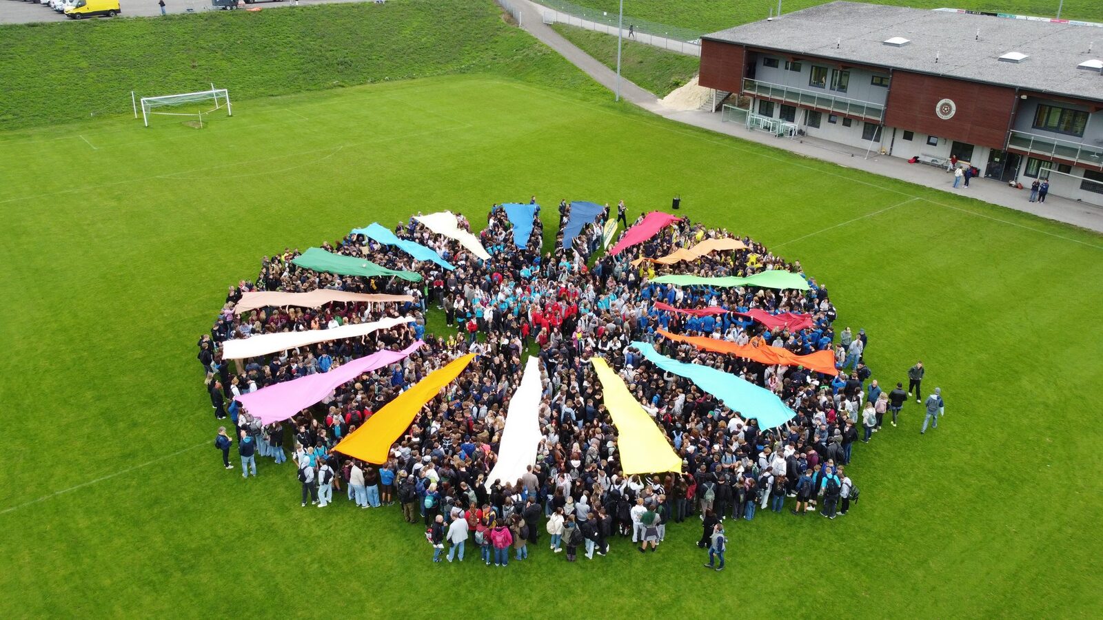 17 Ziele für nachhaltige Entwicklung als 50 Meter langes Symbol