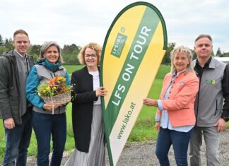 LFS on Tour: Friedensmarsch führte zur Landesausstellung nach Mauer (v.l.n.r.): Schulinspektor Stefan Amon, LAKO-Leiterin Martina Piribauer, Bildungs-Landesrätin Christiane Teschl-Hofmeister, Landesschulinspektorin Agnes Karpf-Riegler und LAKO-Mitarbeiter Martin Schmid