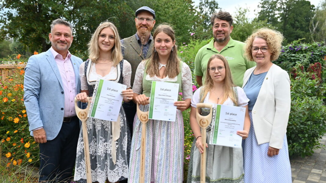 (v.l.n.r.): Direktor Andreas Kovac, Anika Hiermann (Niederösterreich), Teamleiter Rene Pollross, Marie-Theres Schwaiger (Steiermark), Alina Lichtenwallner (Oberösterreich), Abteilungsvorstand Helmut Jäger und Bildungs-Landesrätin Christiane Teschl-Hofmeister
