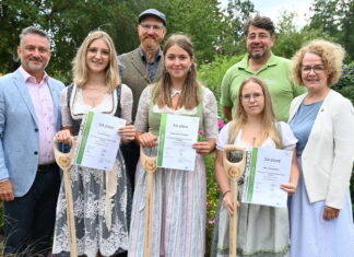 Gartenbauschulen im Höhenflug: Gold bei Junggärtner-EM in Polen (v.l.n.r.): Direktor Andreas Kovac, Anika Hiermann (Niederösterreich), Teamleiter Rene Pollross, Marie-Theres Schwaiger (Steiermark), Alina Lichtenwallner (Oberösterreich), Abteilungsvorstand Helmut Jäger und Bildungs-Landesrätin Christiane Teschl-Hofmeister