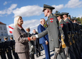 Wiener Neustadt: 72 Berufs- und 60 Milizoffiziere ausgemustert Bundesheer: Feierliche Übernahme von 132 Leutnanten ins Bundesheer