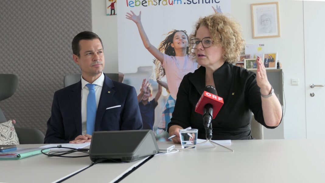Informationen zum Start für das Schuljahr 2026/27: Bildungslandesrätin Christiane Teschl-Hofmeister und Bildungsdirektor Karl Fritthum