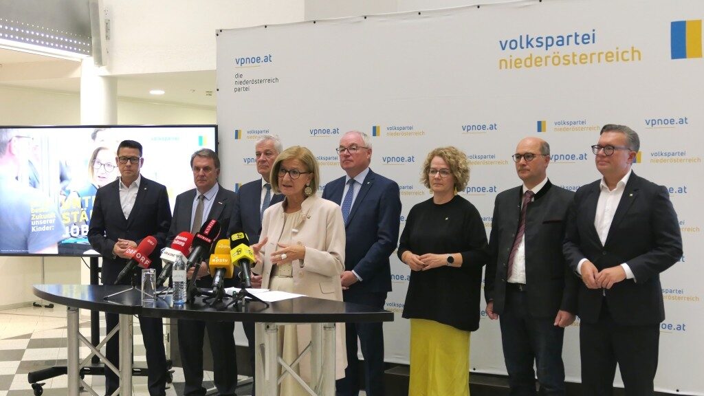 Landeshauptfrau Johanna Mikl-Leitner mit dem VPNÖ-Spitzenteam bei der Pressekonferenz im Zuge der VPNÖ-Arbeitsklausur zum Thema „Wir starten die 