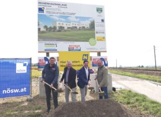 NÖSW errichtet geförderte Reihenhausanlage in Statzendorf (v.l.n.r.): Johannes Punz (Metzinger Bau), Bürgermeister Herbert Ramler, GF Hannes Kaiser (NÖSW) und techn.R. Johann Vonwald beim Spatenstich in Statzendorf