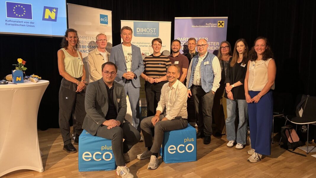 (v.l.n.r.): Jonas Vallentin (USTP) und Harald Falkner (fab4minds); 2. Reihe stehend (v.l.n.r.): Sigrid Meischl (ecoplus), Christoph Jarisch (ecoplus Haus der Digitalisierung), Michael Schützenhofer (STRATEGIEdesign), Magdalena Resch (ecoplus), Georg Scharinger (Kotányi), Thomas Holzmann (ecoplus), Michael Kolleger (FOTEC), Alexandra Anderluh (USTP), Carina Stoiber (USTP) und Birgit Stoll (ecoplus)