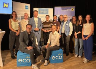 Wie Künstliche Intelligenz die Lebensmittelproduktion revolutioniert (v.l.n.r.): Jonas Vallentin (USTP) und Harald Falkner (fab4minds); 2. Reihe stehend (v.l.n.r.): Sigrid Meischl (ecoplus), Christoph Jarisch (ecoplus Haus der Digitalisierung), Michael Schützenhofer (STRATEGIEdesign), Magdalena Resch (ecoplus), Georg Scharinger (Kotányi), Thomas Holzmann (ecoplus), Michael Kolleger (FOTEC), Alexandra Anderluh (USTP), Carina Stoiber (USTP) und Birgit Stoll (ecoplus)