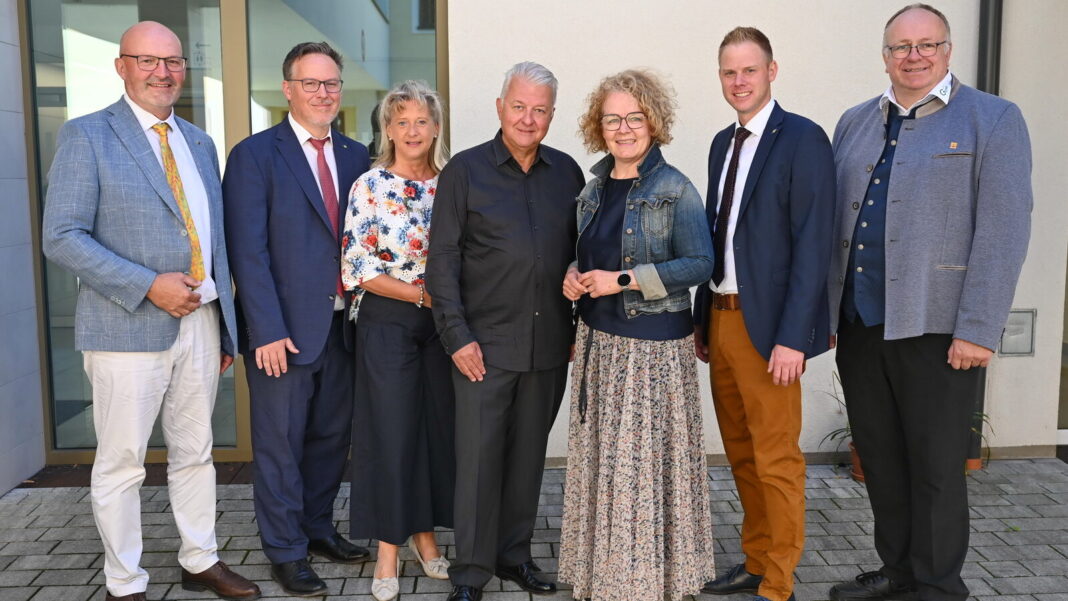 (v.l.n.r.): Landesgüterdirektor Erhard Kührer, Abteilungsleiter Helmuth Sturm, Landesschulinspektorin Agnes Karpf-Riegler, Dirigent Christian Gansch, Bildungs-Landesrätin Christiane Teschl-Hofmeister, Schulinspektor Stefan Amon und Direktor Thomas Krenn