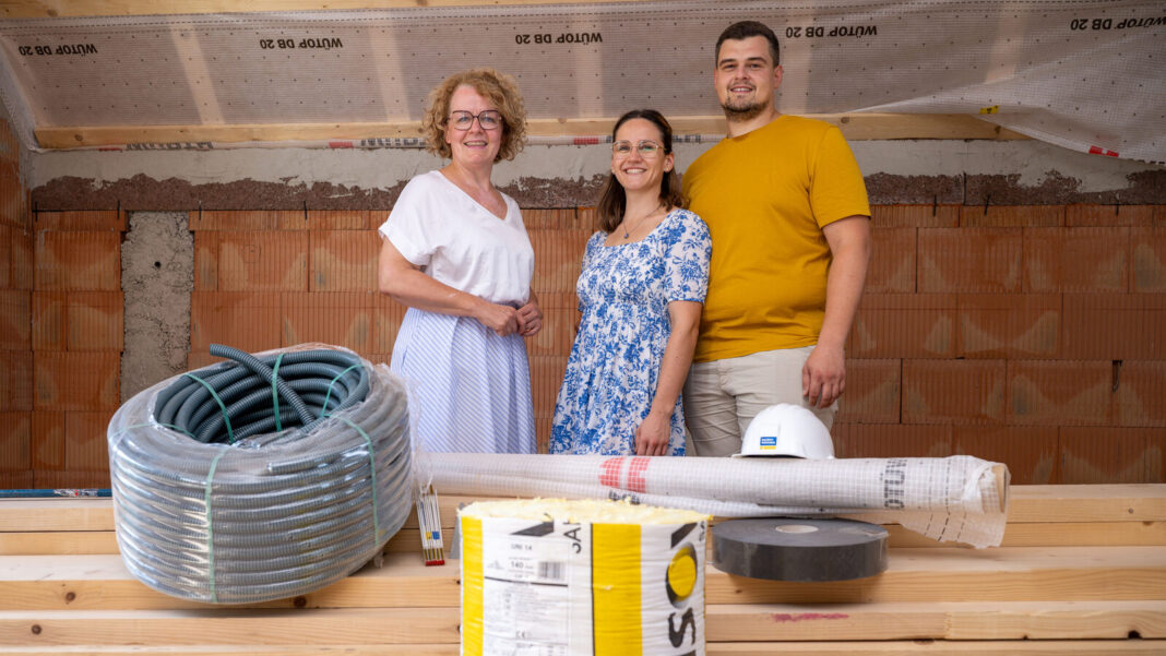 Wohnbau-Landesrätin Christiane Teschl-Hofmeister mit den Häuslbauern Vanessa Prankl und Michael Golly