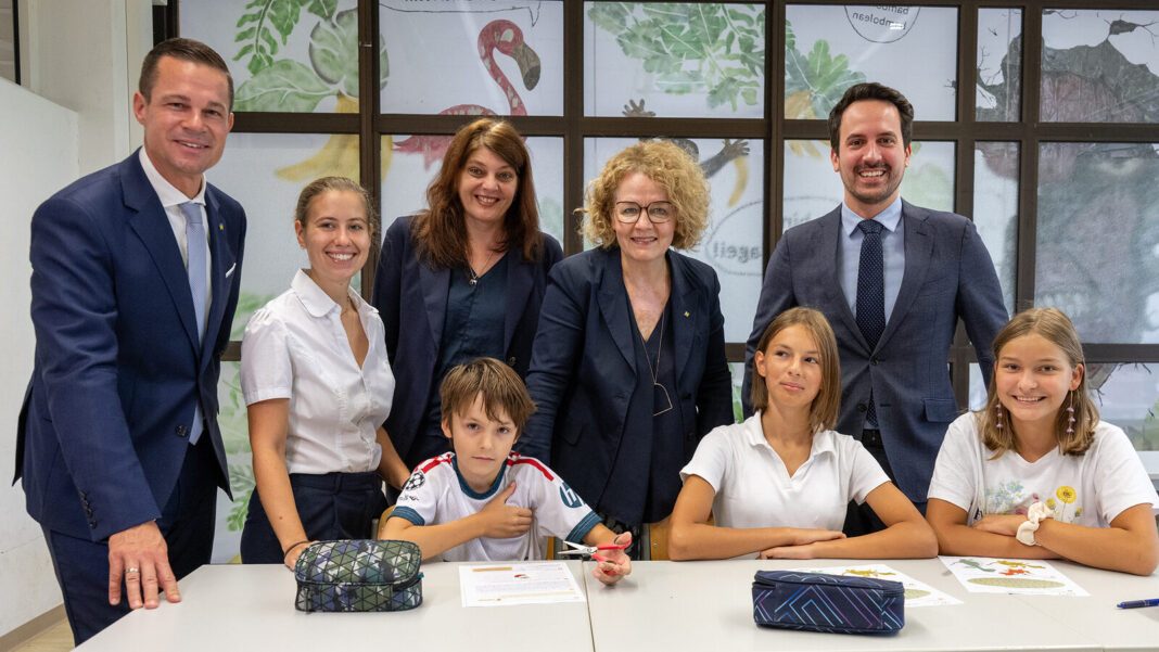 Beim Besuch der Sommerschule in Mödling (v.l.n.r.): Bildungsdirektor Karl Fritthum, Sommerschul-Leiterin Lisbeth Lintner, Direktorin Birgit Gruber-Pernitsch, Landesrätin Christiane Teschl-Hofmeister und Bundesminister Christoph Wiederkehr mit Sommerschul-Kindern Nayel, Amra und Carina