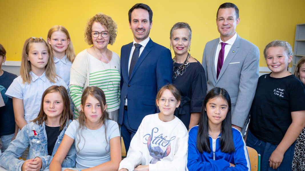 Mit Schülerinnen der 2E im BG/BRG Groß-Enzersdorf (v.l.n.r.): Landesrätin Christiane Teschl-Hofmeister, Bildungsminister Christoph Wiederkehr, Direktorin Monika Bauer-Bogner und Bildungsdirektor Karl Fritthum (Bildquelle: NLK Khittl)