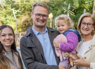 Meilenstein in Stetten: 100.000 Gäste in der Fossilienwelt Weinviertel (v.l.n.r.): Michéle Fleischer (1001 Themenwelten – Betriebsleiterin der Fossilienwelt, verantwortlich für den Betrieb), 100.000 Besucherfamilie: Konstantin Karner und Tochter Josefina, Landeshauptfrau Johanna Mikl-Leitner