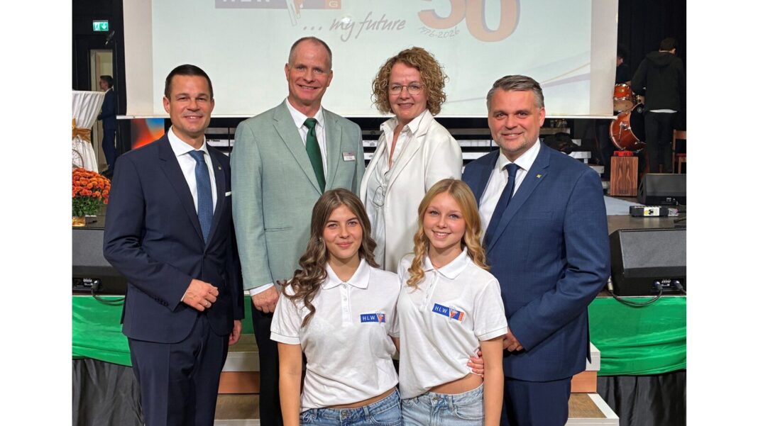 (v.l.n.r.): Bildungsdirektor Karl Fritthum, Schulleiter Reinhold Meyer, Bildungslandesrätin Christiane Teschl-Hofmeister und Landtagsabgeordneter Lukas Michlmayr mit den Schülerinnen Katharina Heigl und Hannah Bachner
