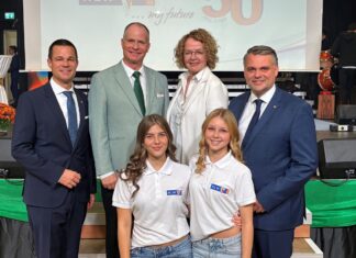 HLW Haag feiert 50 Jahre vielseitige Ausbildung (v.l.n.r.): Bildungsdirektor Karl Fritthum, Schulleiter Reinhold Meyer, Bildungslandesrätin Christiane Teschl-Hofmeister und Landtagsabgeordneter Lukas Michlmayr mit den Schülerinnen Katharina Heigl und Hannah Bachner
