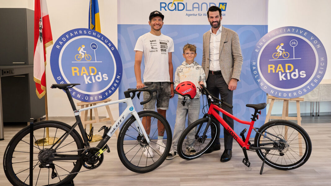 (v.r.n.l.): LH-Stv. Udo Landbauer, Magnus und Radkids-Markenbotschafter Philipp Kaider freuen sich auf die neuen Radkids-Kurse in Niederösterreich