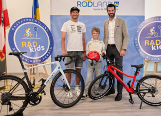 Radkids NÖ: Nach Ansturm im Pilotjahr starten die Radfahrkurse erneut (v.r.n.l.): LH-Stv. Udo Landbauer, Magnus und Radkids-Markenbotschafter Philipp Kaider freuen sich auf die neuen Radkids-Kurse in Niederösterreich