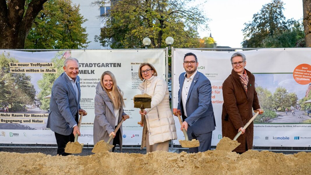 (v.l.n.r.): Vizebürgermeister Wolfgang Kaufmann, Abgeordnete zum NÖ Landtag Silke Dammerer, Bürgermeister Patrick Strobl, Stadträtin Ute Weisinger und Landeshauptfrau Johanna Mikl-Leitner beim Spatenstich für den neuen „Boulevard Melk“