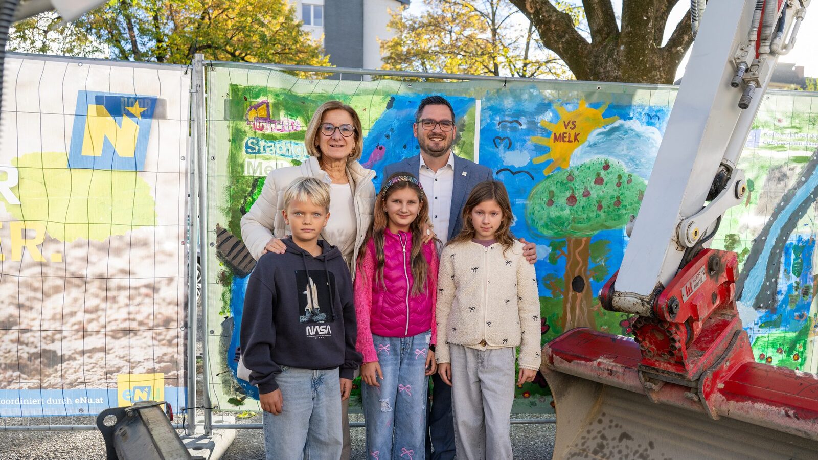 Landeshauptfrau Johanna Mikl-Leitner und Bürgermeister Patrick Strobl mit Bruno, Leonie und Amelie aus der Volksschule Melk, die die Plakate für den neuen Stadtgarten kreiert haben