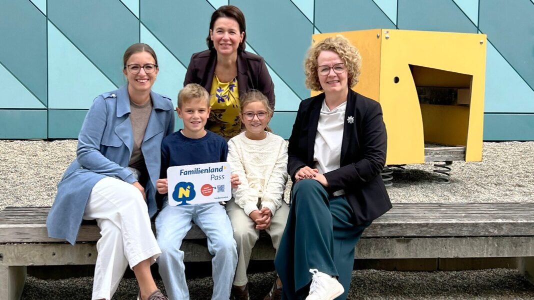 (v.l.n.r.): Kristina Fischer, Barbara Trettler (Geschäftsführerin Familienland Niederösterreich GmbH), Familien-Landesrätin Christiane Teschl-Hofmeister mit Maximilian und Johanna