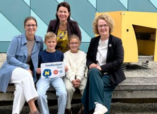 Vergünstigte Ausflüge für Familien in Niederösterreich (v.l.n.r.): Kristina Fischer, Barbara Trettler (Geschäftsführerin Familienland Niederösterreich GmbH), Familien-Landesrätin Christiane Teschl-Hofmeister mit Maximilian und Johanna