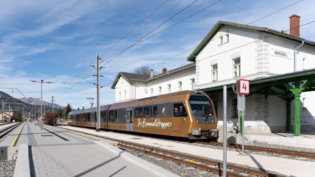 Die Himmelstreppe vor dem Bahnhof Mariazell