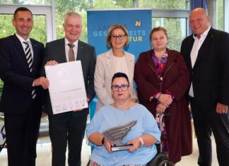 NÖ Landesgesundheitsagentur erhält Inklusionspreis 2026 (v.l.n.r.): NÖ LGA Vorstand Bernhard Kadlec, Landesrat Anton Kasser, Landeshauptfrau Johanna Mikl-Leitner, NÖ LGA Vorständin Elisabeth Bräutigam, Zentralbehinderten-vertrauensperson Hannes Neuwirth und vorne Barrierefreiheitsbeauftragte der Region Mostviertel Sabine Figel mit dem Inklusionspreis