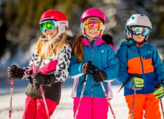 Schülergruppen fahren im Turnunterricht gratis Ski Steirische und Salzburger Schülerinnen und Schüler fahren auch im kommenden Winter in der Skiregion Schladming-Dachstein im Rahmen des Turnunterrichts kostenlos Ski