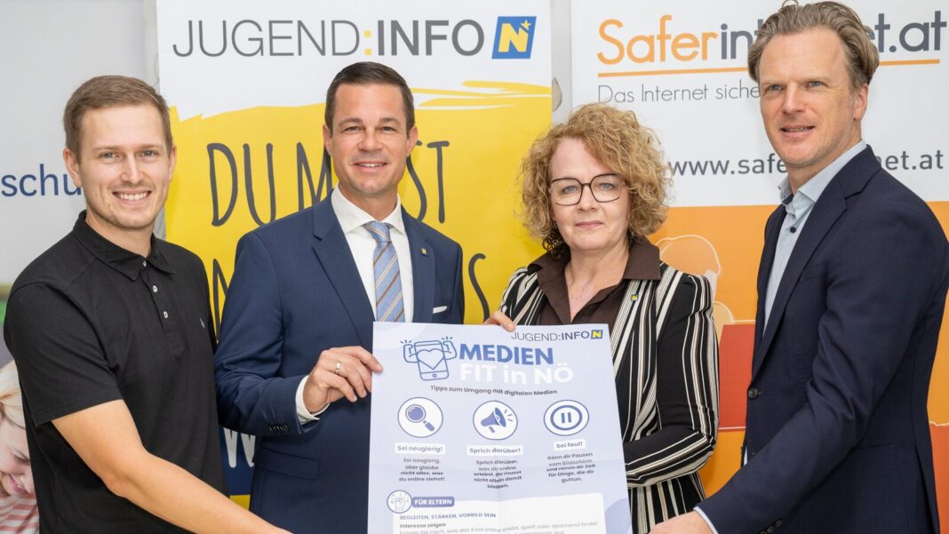 (v.l.n.r.): Lukas Schneider, Geschäftsführer der Jugend:info NÖ, Bildungsdirektor Karl Fritthum, Bildungslandesrätin Christian Teschl-Hofmeister und Bernhard Jungwirth, Geschäftsführer des Österreichischen Instituts für angewandte Telekommunikation (ÖIAT) und Projektleiter von Saferinternet.at