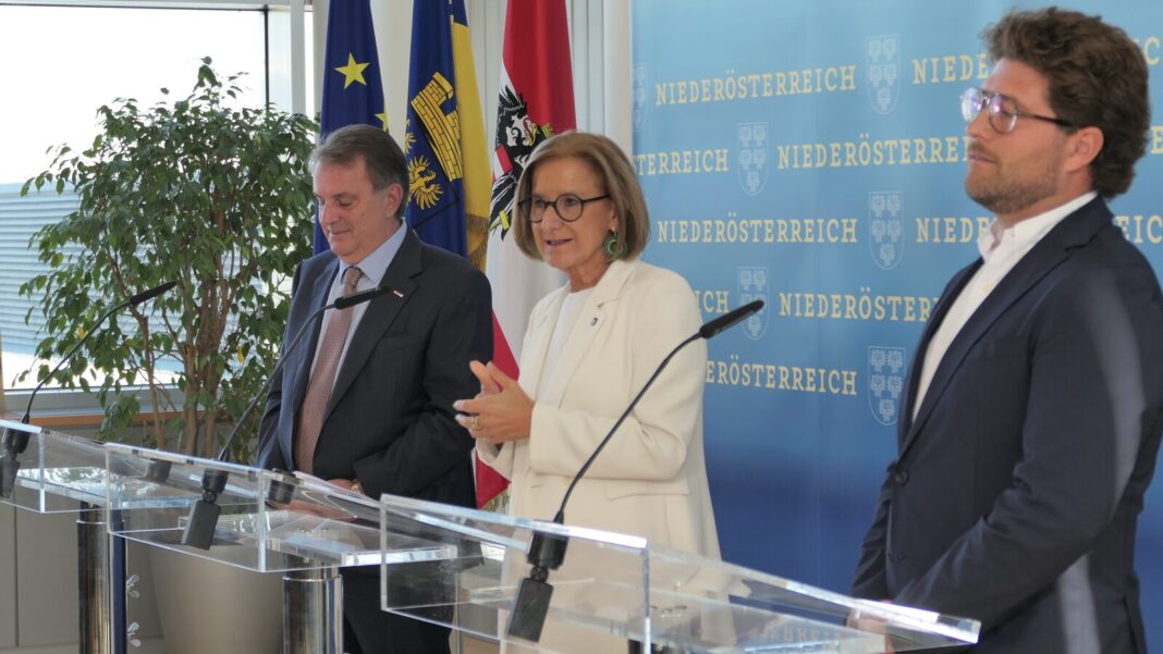 (v.l.n.r.): Wirtschaftskammer NÖ Präsident Wolfgang Ecker, Landeshauptfrau Johanna Mikl-Leitner und Ferdinand Schachner bei der Pressekonferenz zur Tourismusstrategie Niederösterreich 2030+
