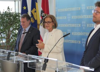 Niederösterreich setzt im Tourismus bis 2030+ auf Qualität und Wachstum (v.l.n.r.): Wirtschaftskammer NÖ Präsident Wolfgang Ecker, Landeshauptfrau Johanna Mikl-Leitner und Ferdinand Schachner bei der Pressekonferenz zur Tourismusstrategie Niederösterreich 2030+