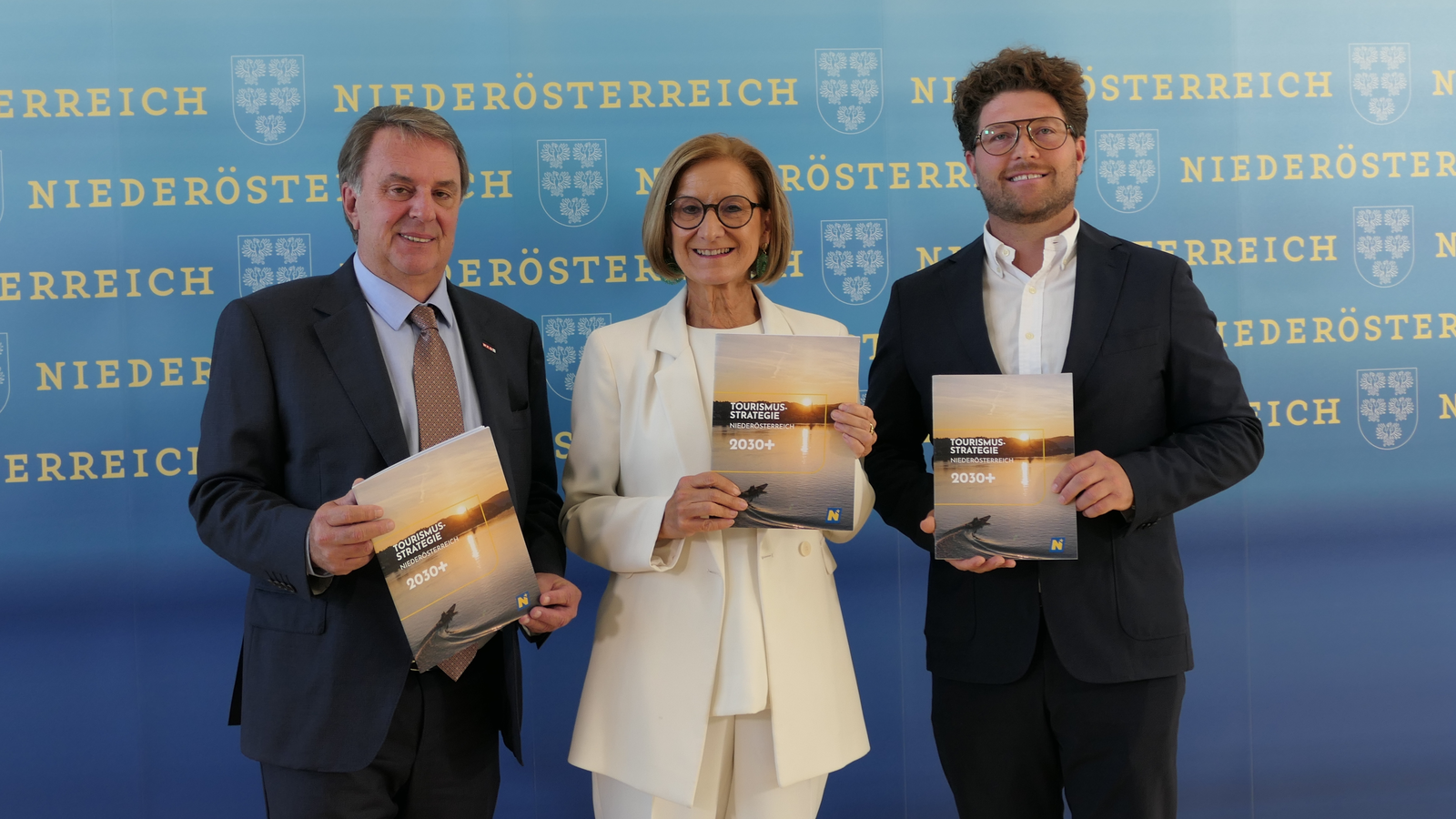 Mit der neuen “Tourismusstrategie Niederösterreich 2030+“ (v.l.n.r.): Wirtschaftskammer NÖ Präsident Wolfgang Ecker, Landeshauptfrau Johanna Mikl-Leitner und Ferdinand Schachner