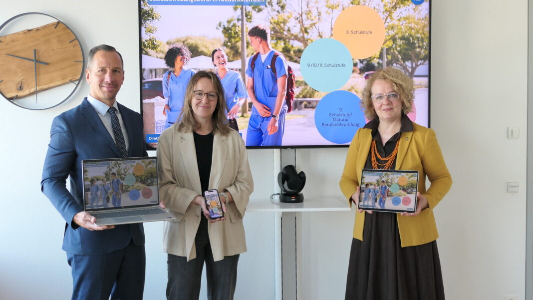 Landesrätin Christiane Teschl-Hofmeister (rechts) präsentierte gemeinsam mit Cornelia Russ und Robert Langenberger von der Facultas Verlags- und Buchhandels AG die NÖ Pflegelandkarte