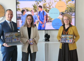 Neue Pflegelandkarte für Niederösterreich präsentiert Landesrätin Christiane Teschl-Hofmeister (rechts) präsentierte gemeinsam mit Cornelia Russ und Robert Langenberger von der Facultas Verlags- und Buchhandels AG die NÖ Pflegelandkarte