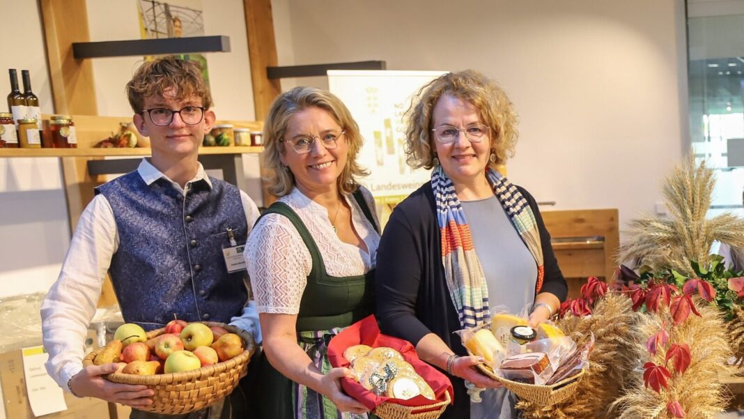 (v.l.n.r.): Benedikt Polsterer, Kellermeisterin Judith Hartl, Bildungs-Landesrätin Christiane Teschl-Hofmeister