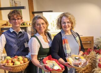 Landhauskeller startet mit Erntedankfeier in die Verkaufssaison (v.l.n.r.): Benedikt Polsterer, Kellermeisterin Judith Hartl, Bildungs-Landesrätin Christiane Teschl-Hofmeister