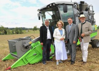LFS Hollabrunn setzt auf neuen Parzellenmähdrescher (v.l.n.r.): Betriebsleiter Franz Ecker, Bildungs-Landesrätin Christiane Teschl-Hofmeister, Abteilungsleiter Helmuth Sturm, Landesgüterdirektor Erhard Kührer
